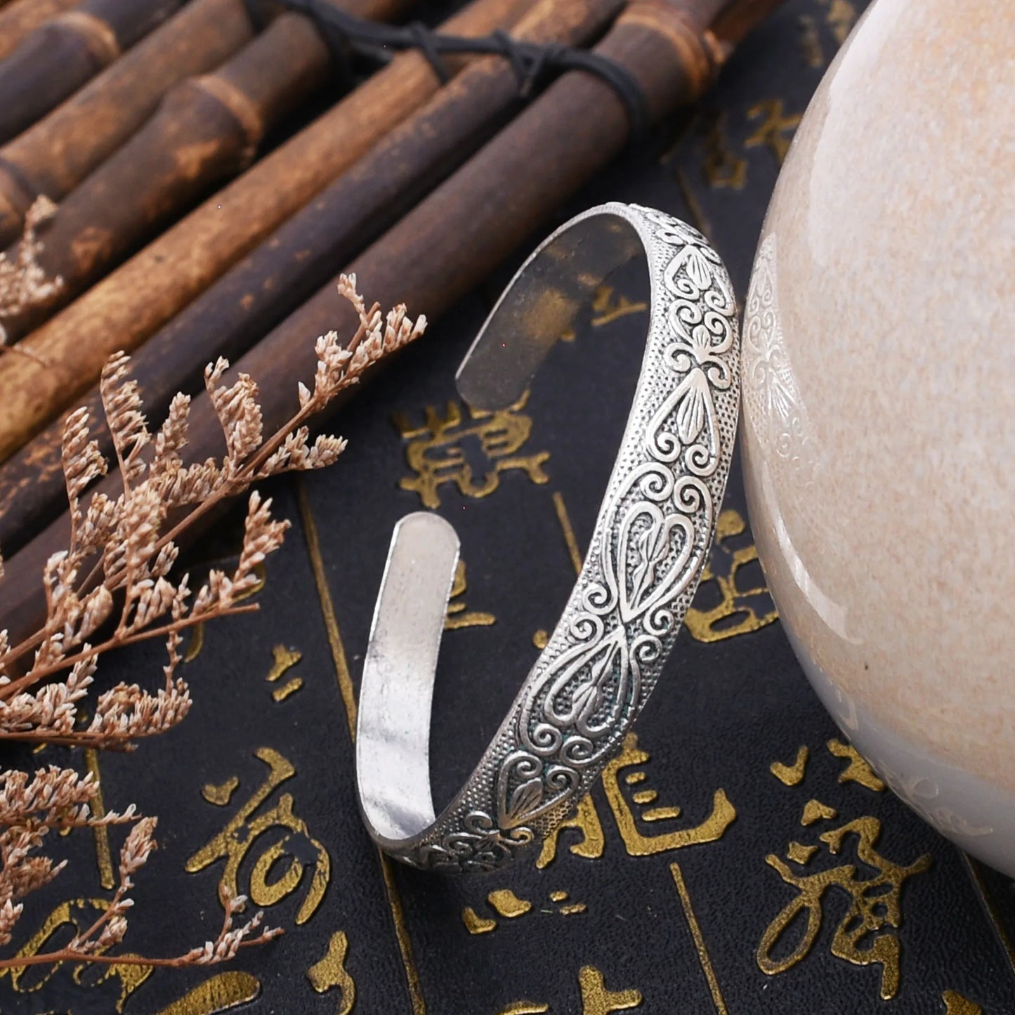 Middle Eastern Style Plant Motif Cuff Bracelet – Silver-Plated Zinc Alloy Bangle for Women