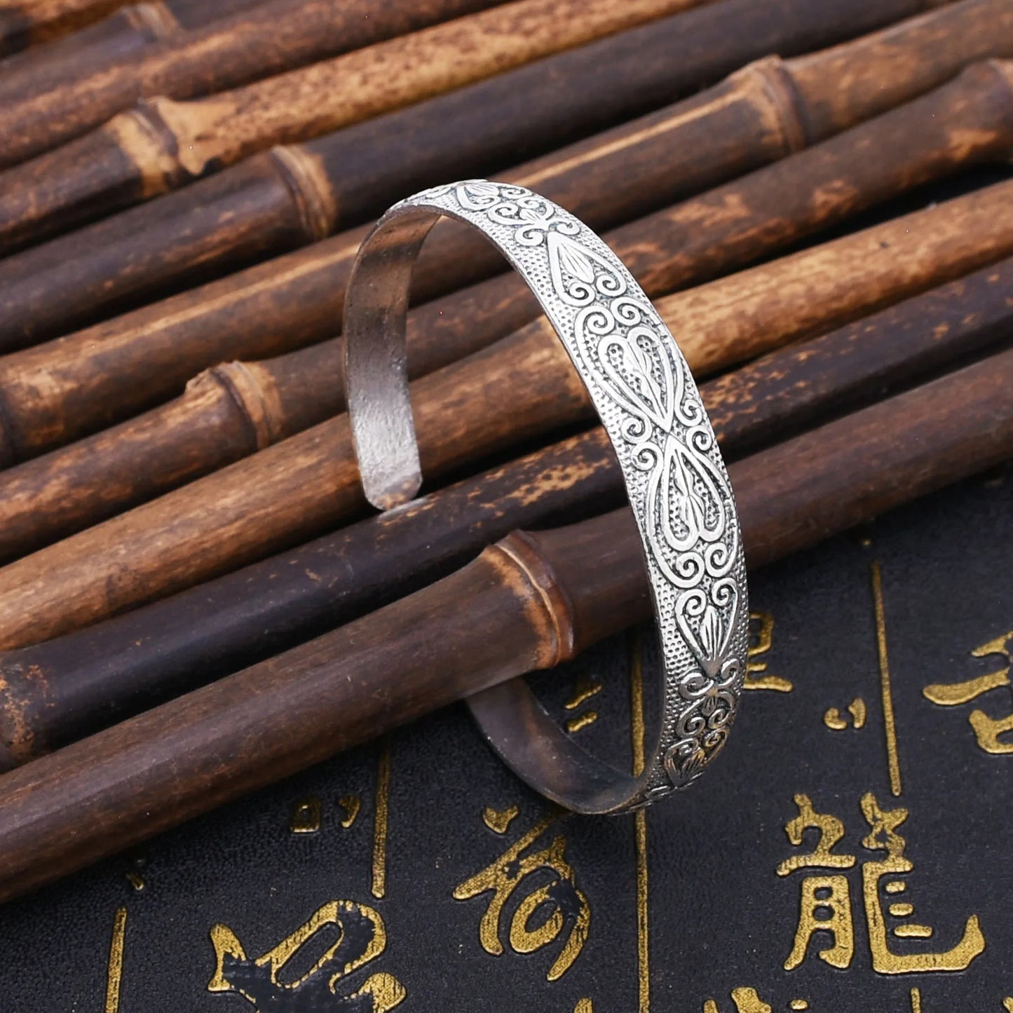 Middle Eastern Style Plant Motif Cuff Bracelet – Silver-Plated Zinc Alloy Bangle for Women