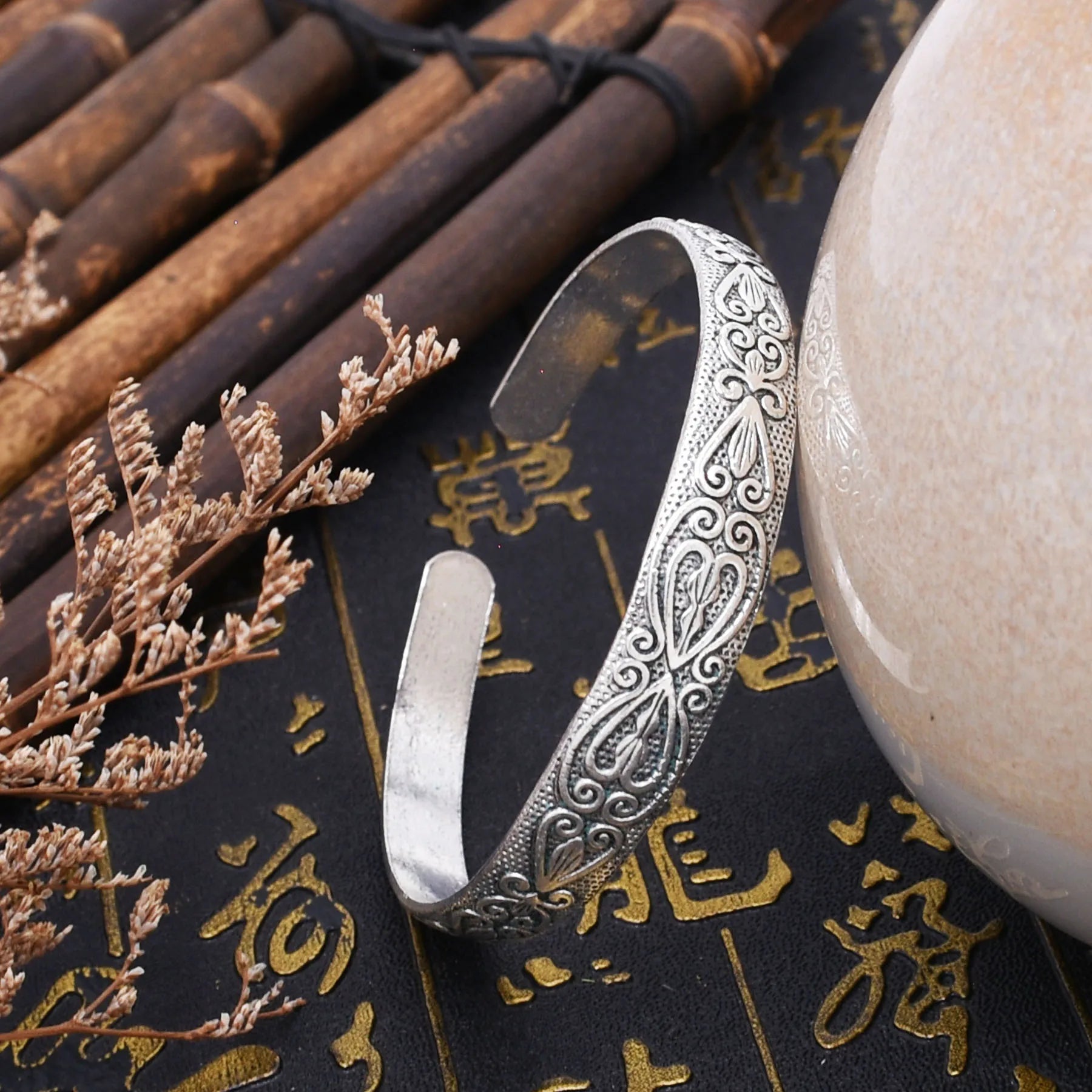 Middle Eastern Style Plant Motif Cuff Bracelet – Silver-Plated Zinc Alloy Bangle for Women