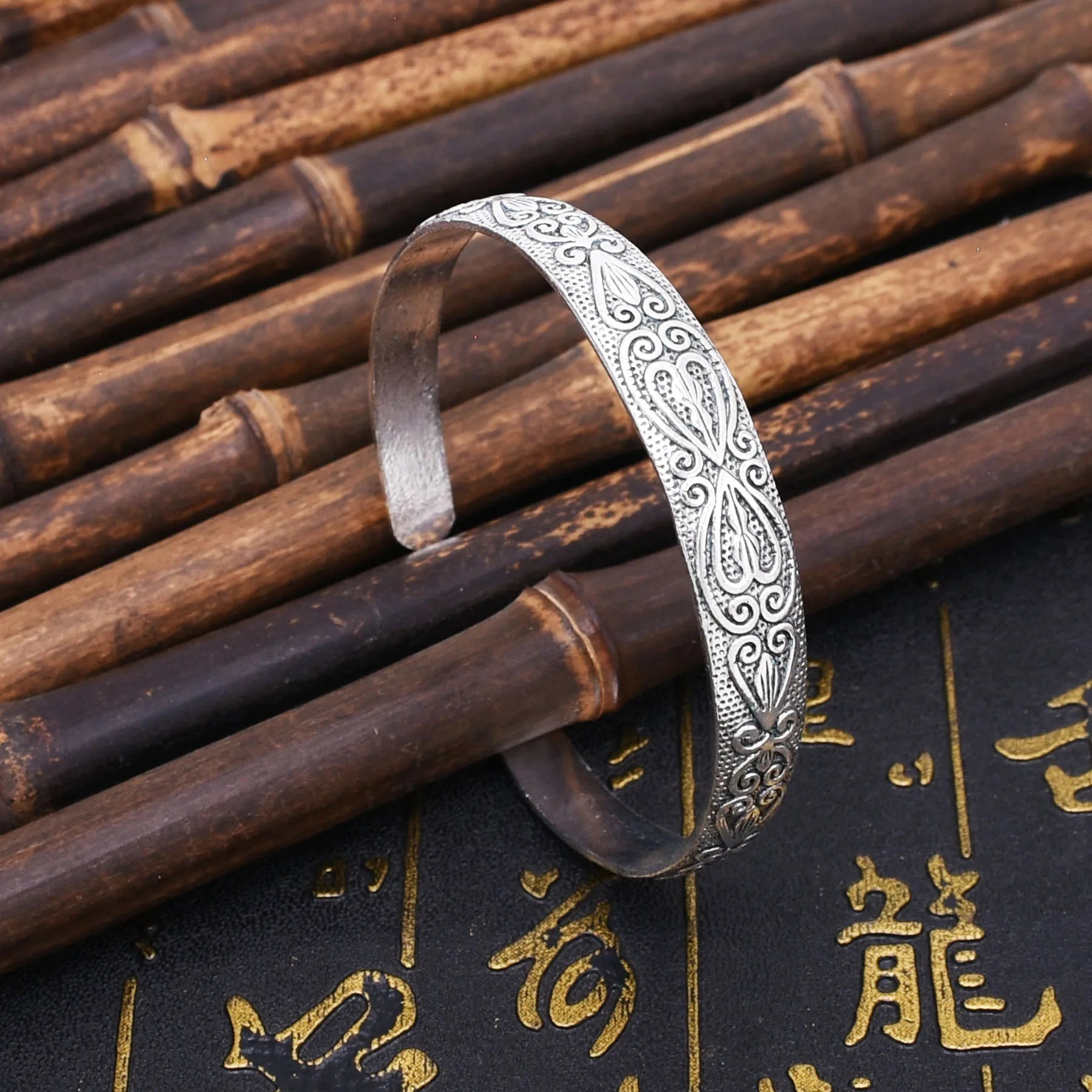 Middle Eastern Style Plant Motif Cuff Bracelet – Silver-Plated Zinc Alloy Bangle for Women