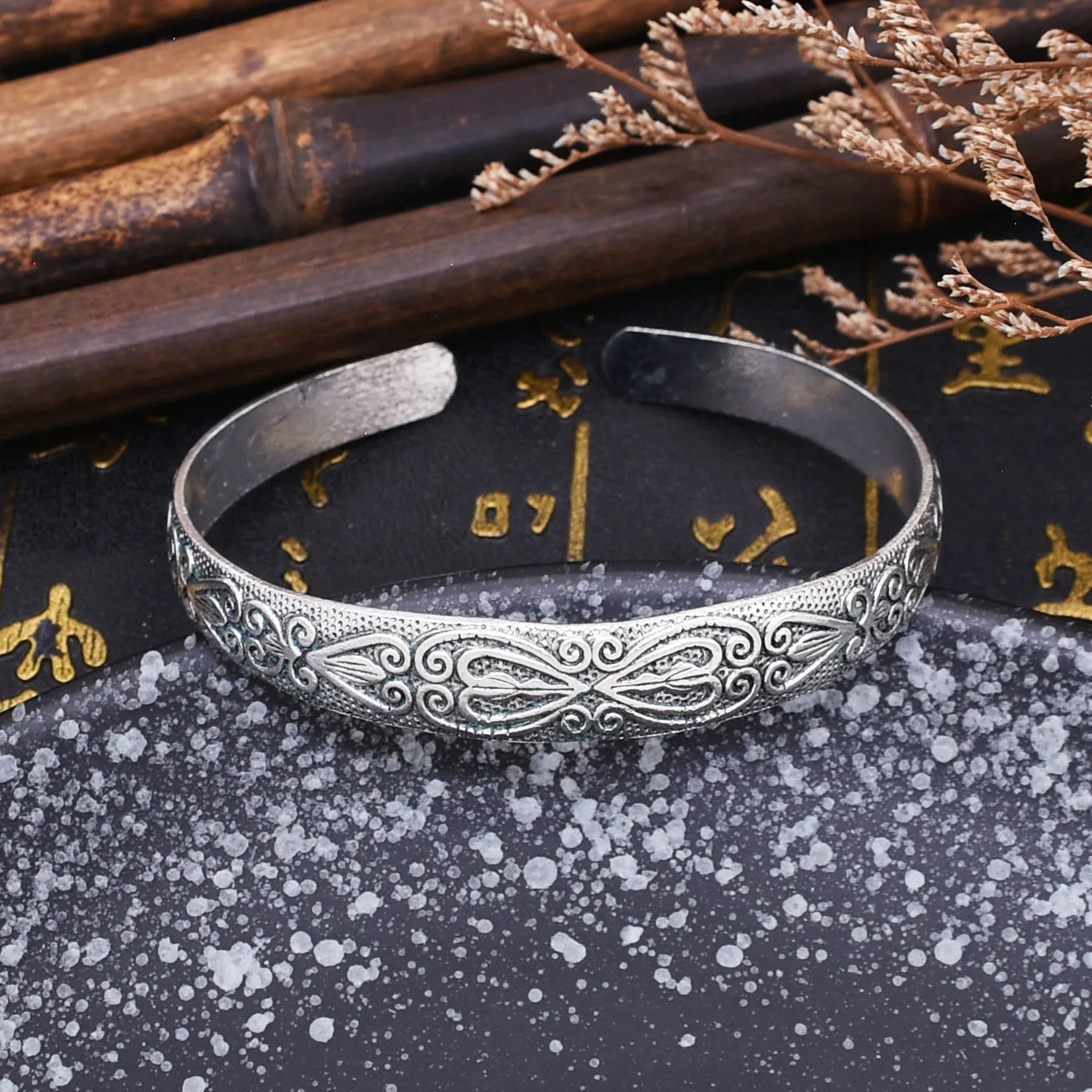 Middle Eastern Style Plant Motif Cuff Bracelet – Silver-Plated Zinc Alloy Bangle for Women